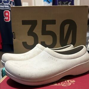 CROCS Men’s (9) / Women’s (11) White Slip-On Clogs